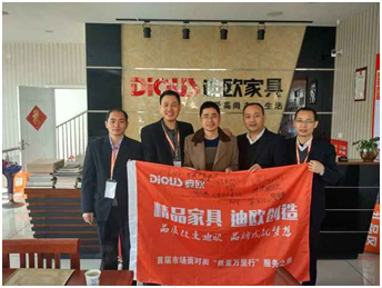 兰溪好色先生TV轻质量版下载何总与集团蓝总合影