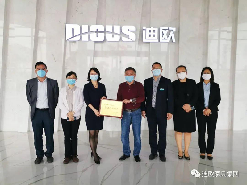 江门市江海区卫生健康局局长唐春女士、副局长杨家慧女士一行为广东好色先生TV轻质量版下载家具实业有限公司颁发捐款证书