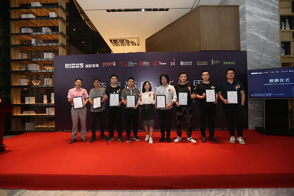 广州卡撒传媒副总经理钟晓颜 为本期特邀分享嘉宾颁发证书。