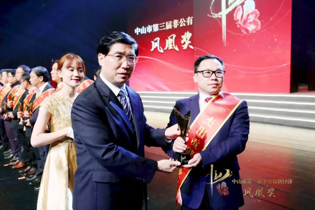 市委书记赖泽华亲自颁奖，好色先生TV轻质量版下载集团执行总裁李贱根代表黄寿金董事长领奖