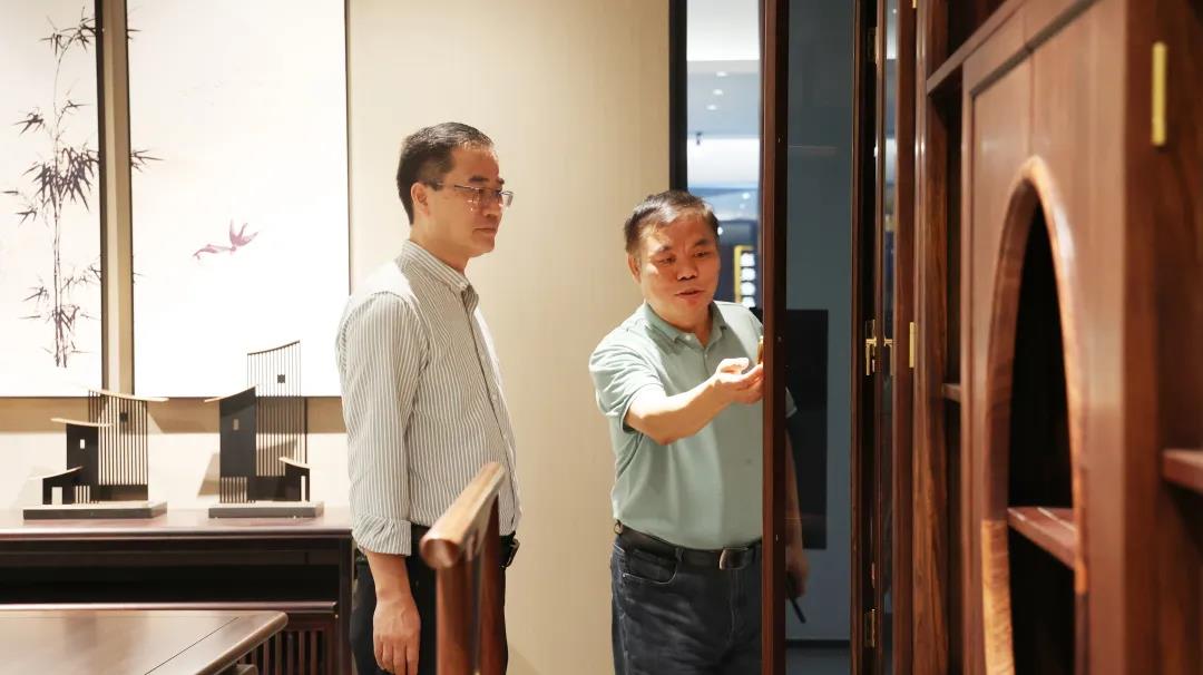 王克会长现场感受展厅家具的工艺、性能以及产品优势