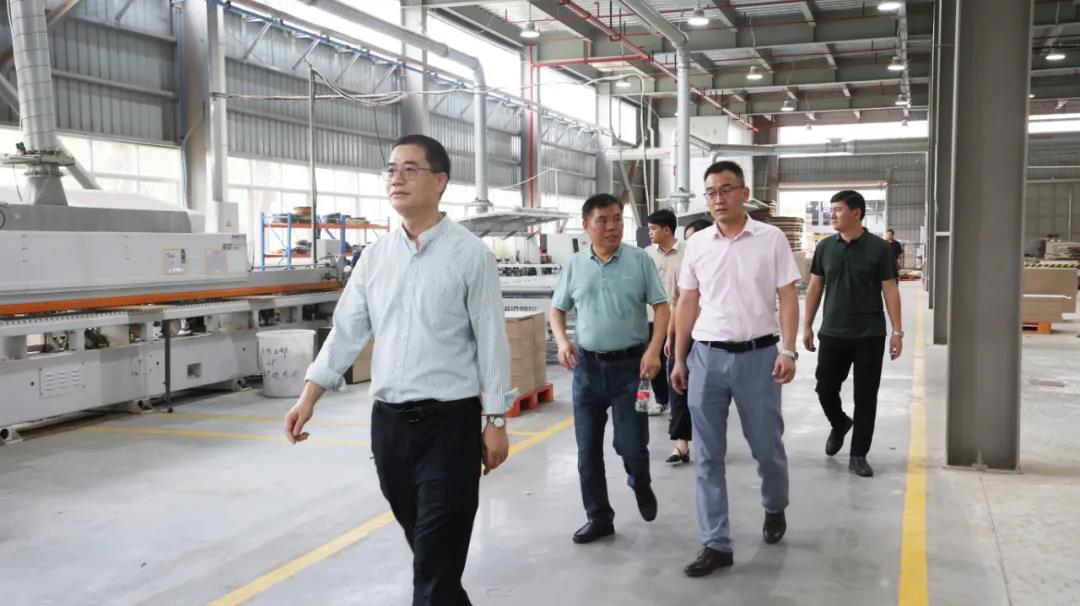 在睦洲工业园生产车间内，王克会长近距离感受现代化的生产管理体系