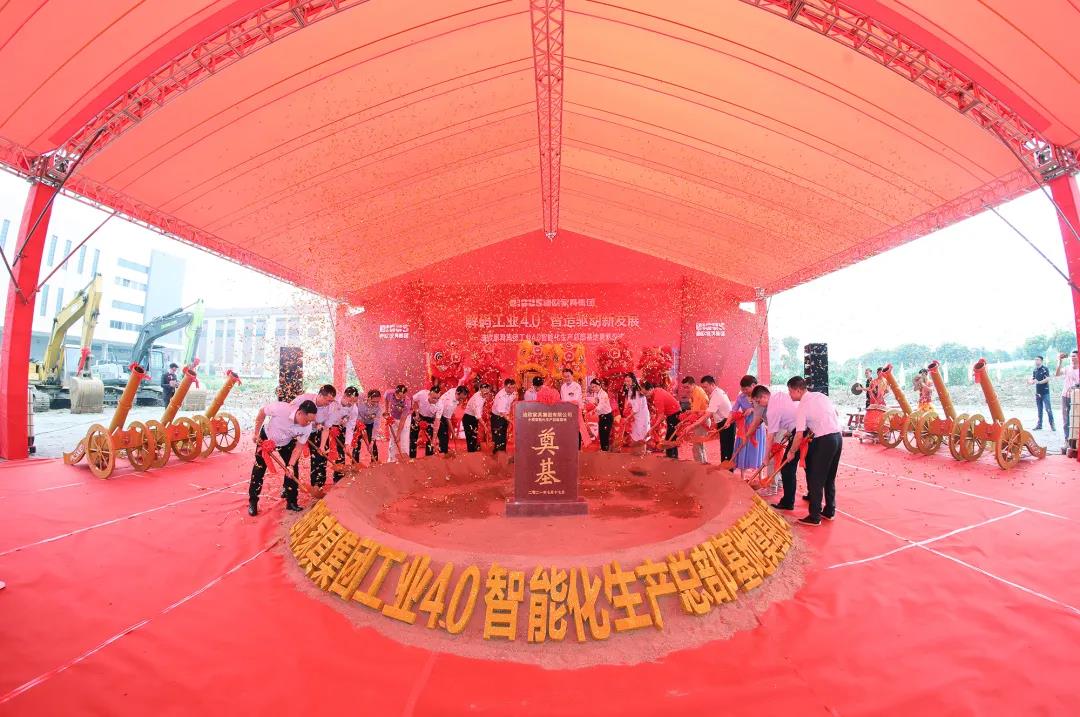 出席奠基仪式的领导、嘉宾共同为项目奠基培土
