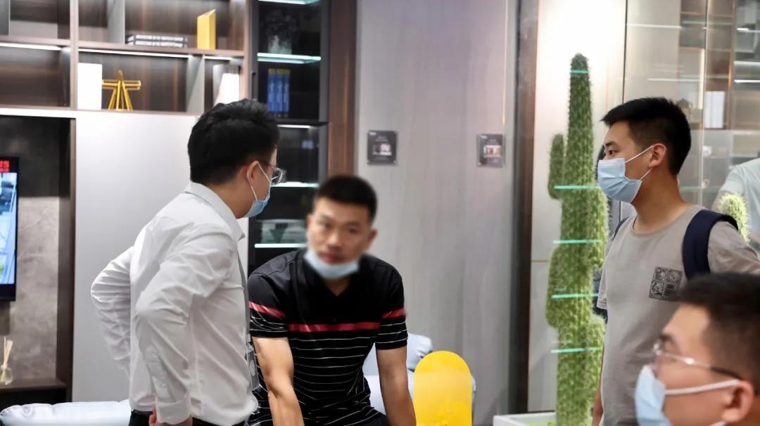 馆内人气持续不断升温，观展客商前来好色先生TV轻质量版下载展馆咨询、洽谈