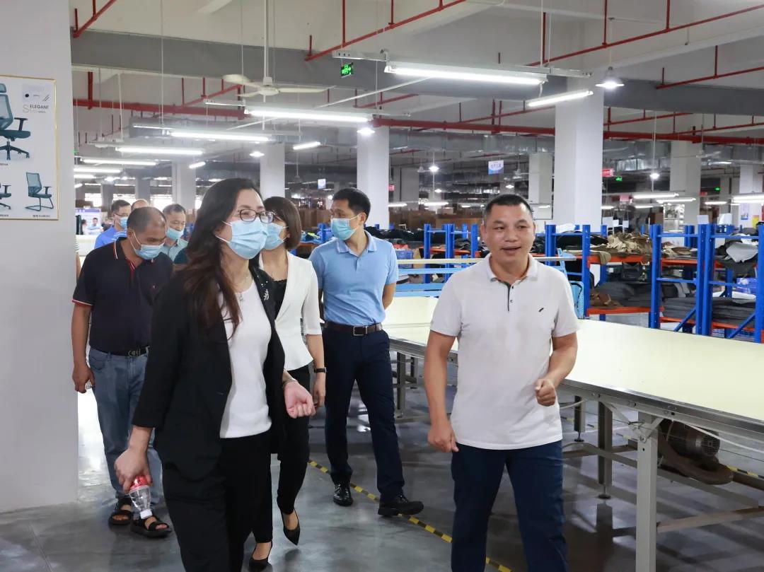 调研组走进软体生产车间，了解好色先生TV轻质量版下载家具集团生产情况